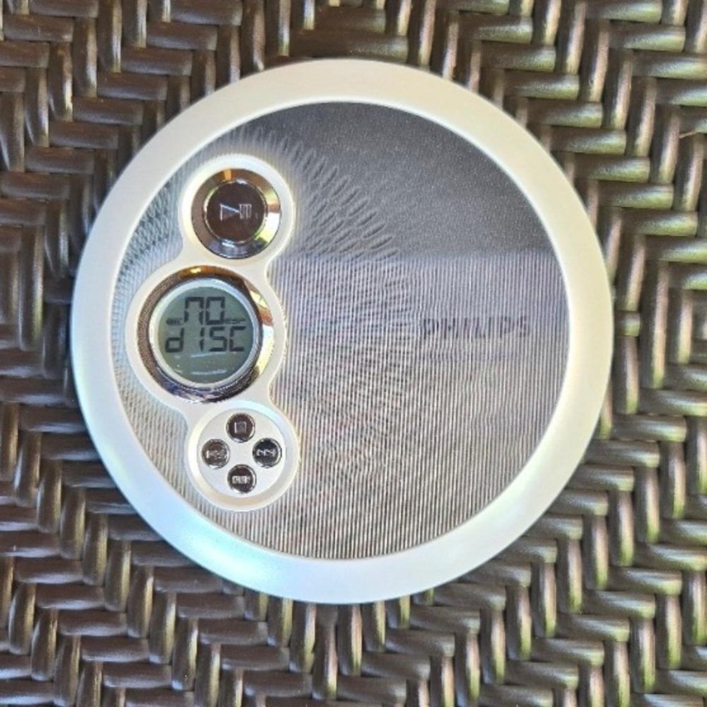 Philips AX2411/17 Portable MP3 CD Player‎ Walkman 45-Sec ESP & Case Logic Pouch
